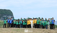 김건희 여사가 6일 제주 서귀포시 광치기 해변에서 진행되는 반려해변 정화활동을 마친 뒤 참석자들과 기념촬영을 하고 있다.