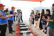 김건희 여사가 제주 서귀포시 서귀포항에서 열린 ‘제4회 제주 서귀포 은갈치 축제 개막식’에서 은갈치 경매를 체험하고 있다.