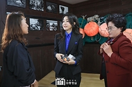 김건희 여사가 6일 제주도 제주시 종달어촌계 해녀 휴게실에서 열린 ‘제주 해녀 어업인과의 대화’에서 참석자들과 대화하고 있다.