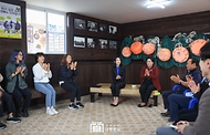 김건희 여사가 6일 제주도 제주시 종달어촌계 해녀 휴게실에서 열린 ‘제주 해녀 어업인과의 대화’에서 참석자들과 대화하고 있다.
