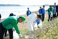 김건희 여사가 6일 제주 서귀포시 광치기 해변에서 진행되는 반려해변 정화활동에 참여해 쓰레기를 줍고 있다.