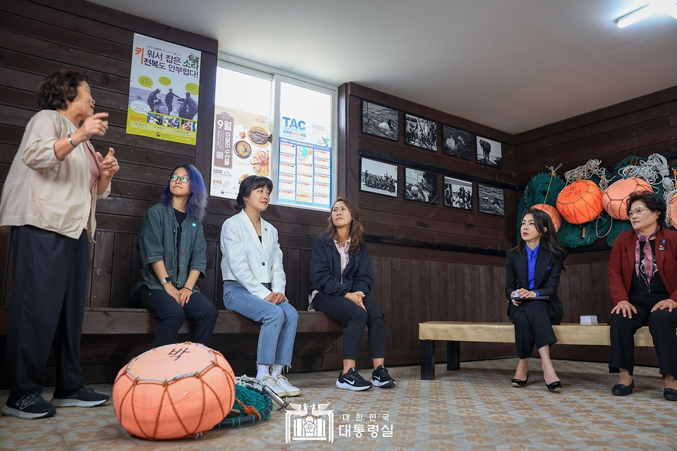 김건희 여사가 6일 제주도 제주시 종달어촌계 해녀 휴게실에서 열린 ‘제주 해녀 어업인과의 대화’에서 참석자의 말을 경청하고 있다. 