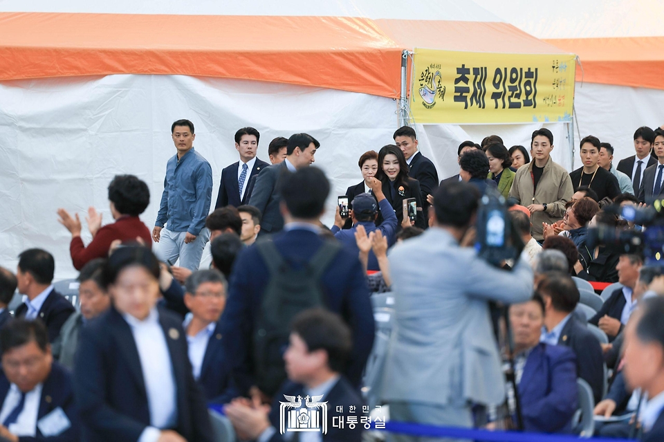 김건희 여사가 제주 서귀포시 서귀포항에서 열린 ‘제4회 제주 서귀포 은갈치 축제 개막식’에 참석하고 있다.