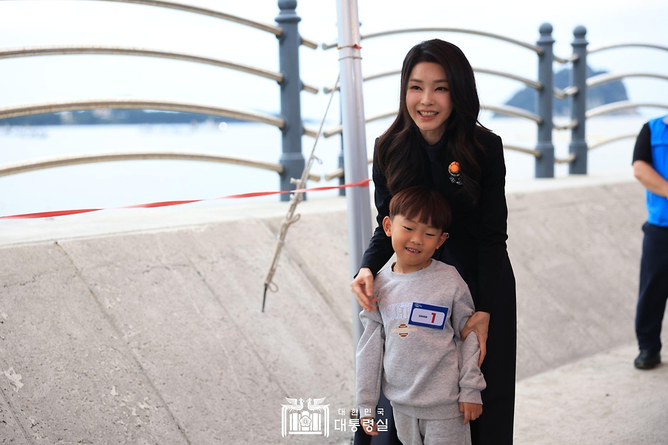 김건희 여사가 제주 서귀포시 서귀포항에서 열린 ‘제4회 제주 서귀포 은갈치 축제 개막식’에서 어린이와 기념촬영을 하고 있다.