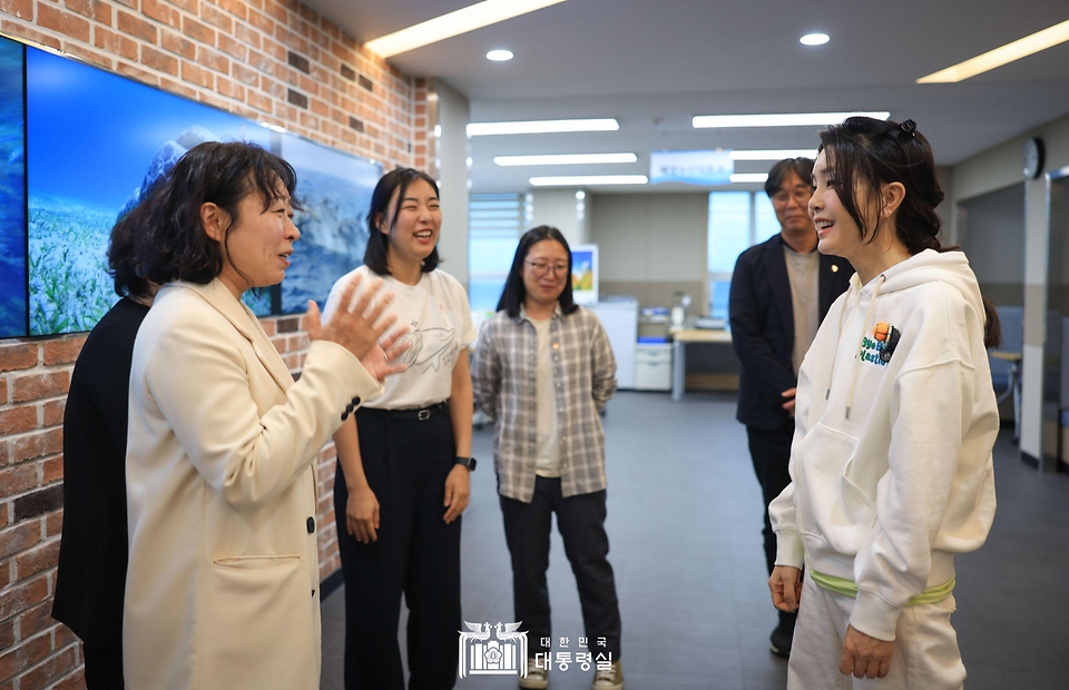 김건희 여사가 서귀포시 제주 해양수산연구원에서 열린 ‘해양동물 보호 단체·기관 관계자 간담회’에서 참석자들과 대화하고 있다.