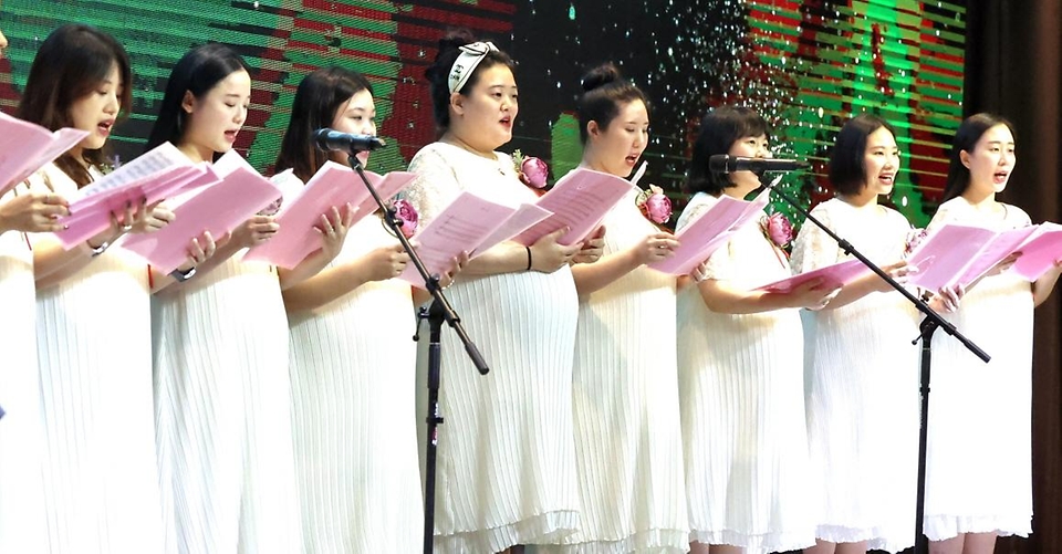 10일 서울 영등포구 여의도 글래드호텔에서 열린 ‘제18회 임산부의 날 기념행사’에서 임산부 합창단이 축하공연을 하고 있다.