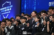 윤석열 대통령이 12일 서울 종로구 청와대 영빈관에서 열린 ‘청년 화이트해커와의 대화’에서 참석자들과 기념촬영을 하고 있다.