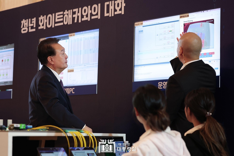 윤석열 대통령이 12일 서울 종로구 청와대 영빈관에서 열린 ‘청년 화이트해커와의 대화’에 앞서 스마트시티를 모사한 모의환경에 대한 해킹 방어 시연을 참관하고 있다.