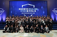 윤석열 대통령이 12일 서울 종로구 청와대 영빈관에서 열린 ‘청년 화이트해커와의 대화’에서 참석자들과 기념촬영을 하고 있다.