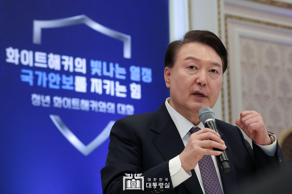 윤석열 대통령이 12일 서울 종로구 청와대 영빈관에서 열린 ‘청년 화이트해커와의 대화’에서 발언하고 있다.
