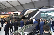 17일 경기 성남시 서울공항에서 열린 ‘서울 국제항공우주 및 방위산업전시회 2023’ 현대로템 부스에서 외국인 관람객과 관계자들이 수출형 K2(K2EX) 전차·30톤급 차륜형장갑차를 관람하고 있다.