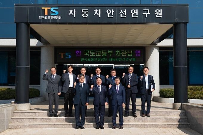 백원국 국토교통부 제2차관이 18일 경기 화성시 자율주행차 테스트베드(K-City)를 방문해 관계자들과 기념촬영을 하고 있다.
