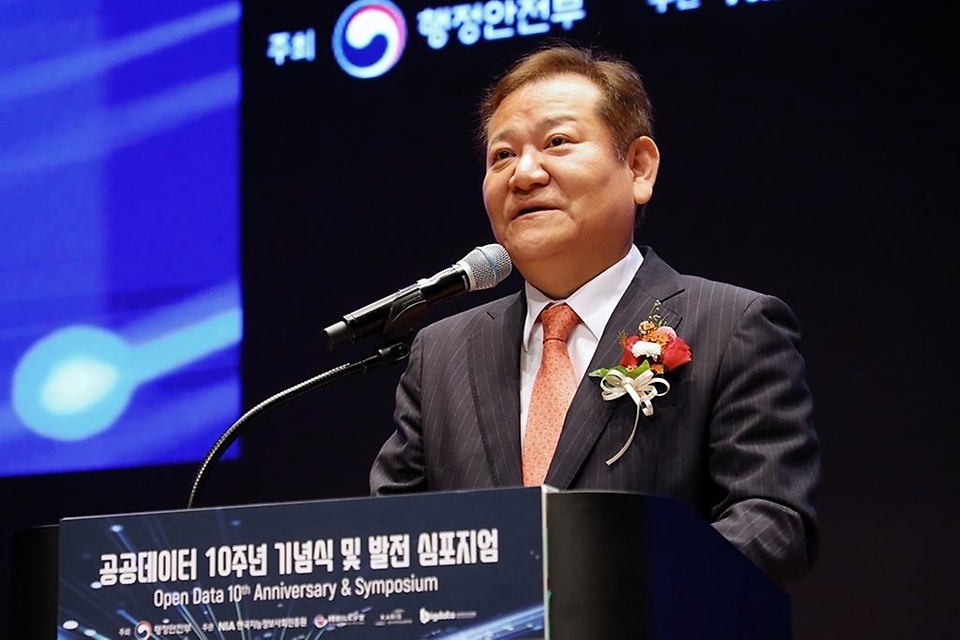이상민 행정안전부 장관이 19일 서울 강남구 코엑스(COEX) 4층 컨퍼런스룸에서 열린 ‘공공데이터 10주년 기념식 및 발전 심포지엄’에 참석해 기념사를 하고 있다.