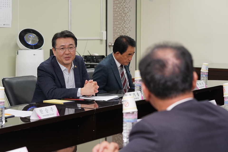 오기웅 중소벤처기업부 차관이 19일 대전 동구 전국상인연합회 대전지회에서 열린 ‘2023년 전통시장 및 상점가 활성화를 위한 간담회’에서 발언하고 있다.