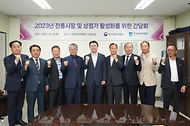 오기웅 중소벤처기업부 차관이 19일 대전 동구 전국상인연합회 대전지회에서 열린 ‘2023년 전통시장 및 상점가 활성화를 위한 간담회’를 마친 뒤 정동식 전국상인연합회 회장 및 임원진들과 기념촬영을 하고 있다.