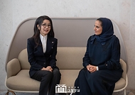 김건희 여사가 25일(현지시간) 카타르 도하 M7 미술관을 방문해 알 마야사 카타르 공주와 대화하고 있다.