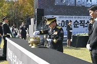 남화영 소방청장이 28일 대전 유성구 국립대전현충원에서 열린 ‘제20회 순직 소방공무원 추모식’에서 분향하고 있다. 