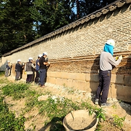 지난 7월 집중호우로 붕괴된 서울 종로구 창덕궁 인정전 담장을 작업자들이 복구하고 있다.