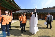 남화영 소방청장이 30일 충북 보은군 속리산 법주사를 방문해 법주사 혜우스님의 설명을 들으며 사찰 화재 안전 점검을 하고 있다.