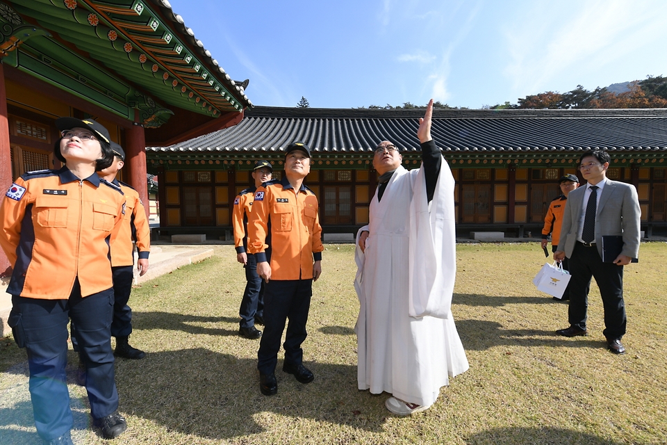 남화영 소방청장이 30일 충북 보은군 속리산 법주사를 방문해 법주사 혜우스님의 설명을 들으며 사찰 화재 안전 점검을 하고 있다.