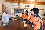 남화영 소방청장이 30일 충북 보은군 속리산 법주사를 방문해 법주사 혜우스님의 의견을 듣고 있다.