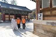 남화영 소방청장이 30일 충북 보은군 속리산 법주사를 방문해 사찰 화재 안전 점검을 위해 둘러보고 있다.