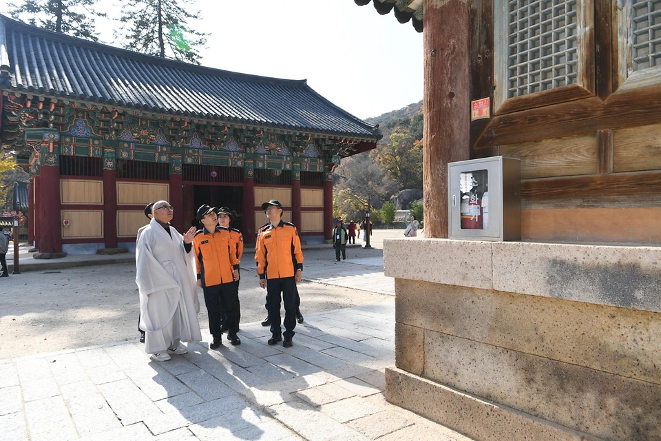 남화영 소방청장이 30일 충북 보은군 속리산 법주사를 방문해 사찰 화재 안전 점검을 위해 둘러보고 있다.