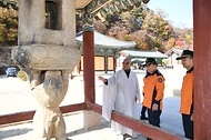 남화영 소방청장이 30일 충북 보은군 속리산 법주사를 방문해 법주사 혜우스님의 설명을 들으며 사찰 화재 안전 점검을 하고 있다.