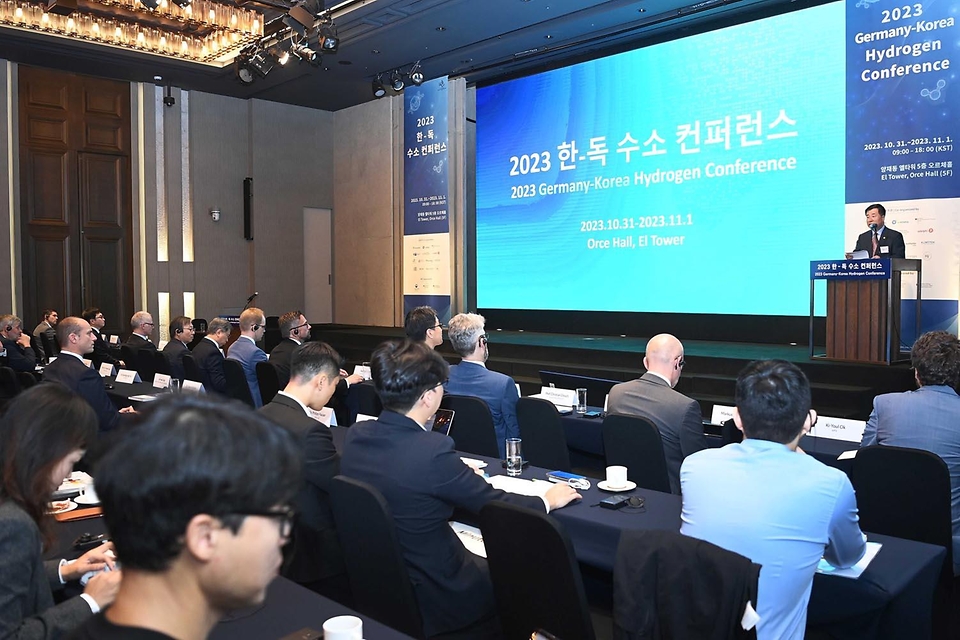 강경성 산업통상자원부 2차관이 31일 서울 서초구 엘타워 오르체홀에서 열린 ‘제4회 한-독일 수소 컨퍼런스’에 참석해 축사를 하고 있다.