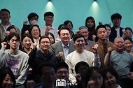 윤석열 대통령이 1일 서울 마포구 소재 카페에서 열린 ‘제21차 비상경제민생회의’에서 참석자들과 기념촬영을 하고 있다.