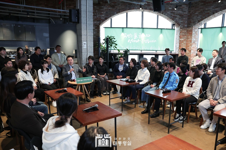 윤석열 대통령이 1일 서울 마포구 소재 카페에서 열린 ‘제21차 비상경제민생회의’에 참석하고 있다.