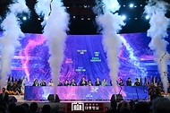 윤석열 대통령이 1일 서울 강남구 코엑스에서 열린 ‘제58회 전국여성대회’에서 참석자들과 퍼포먼스를 하고 있다.