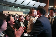 윤석열 대통령이 1일 서울 강남구 코엑스에서 열린 ‘제58회 전국여성대회’에서 아이를 안아보고 있다.