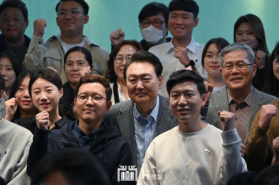 윤석열 대통령이 1일 서울 마포구 소재 카페에서 열린 ‘제21차 비상경제민생회의’에서 참석자들과 기념촬영을 하고 있다.