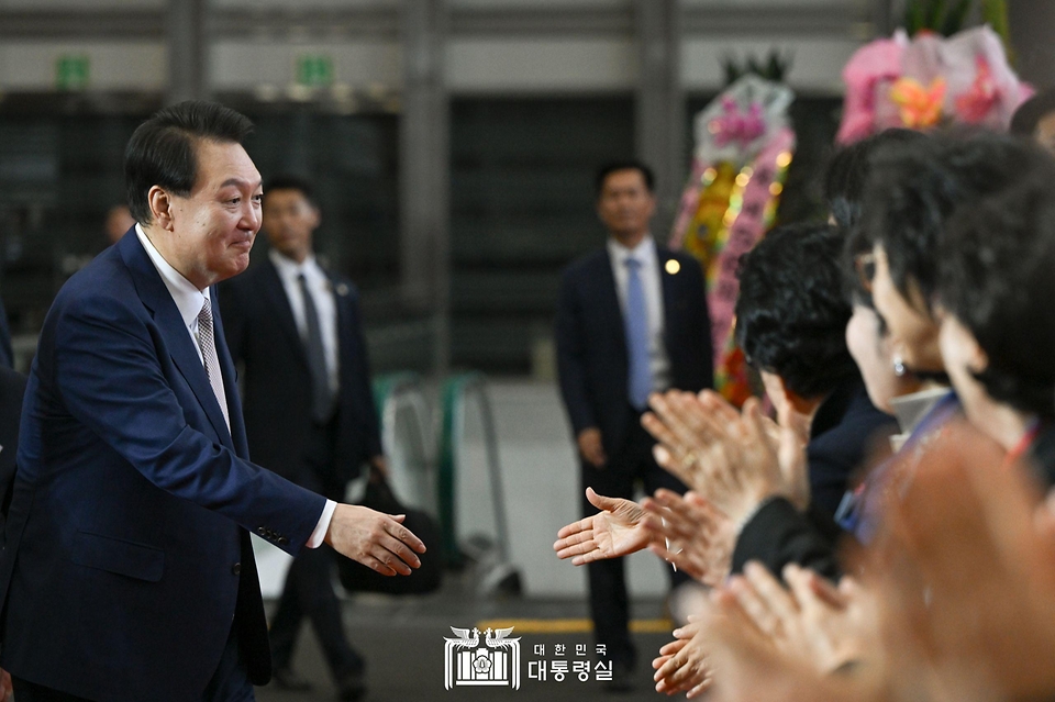 윤석열 대통령이 1일 서울 강남구 코엑스에서 열린 ‘제58회 전국여성대회’에서 참석자들과 악수하고 있다.