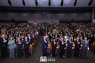 윤석열 대통령이 1일 서울 강남구 코엑스에서 열린 ‘제58회 전국여성대회’에 참석해 국기에 대한 경례를 하고 있다.