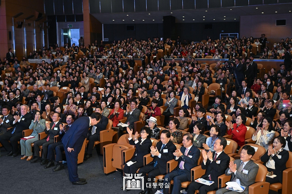 윤석열 대통령이 1일 서울 강남구 코엑스에서 열린 ‘제58회 전국여성대회’에서 참석자들에게 인사하고 있다.