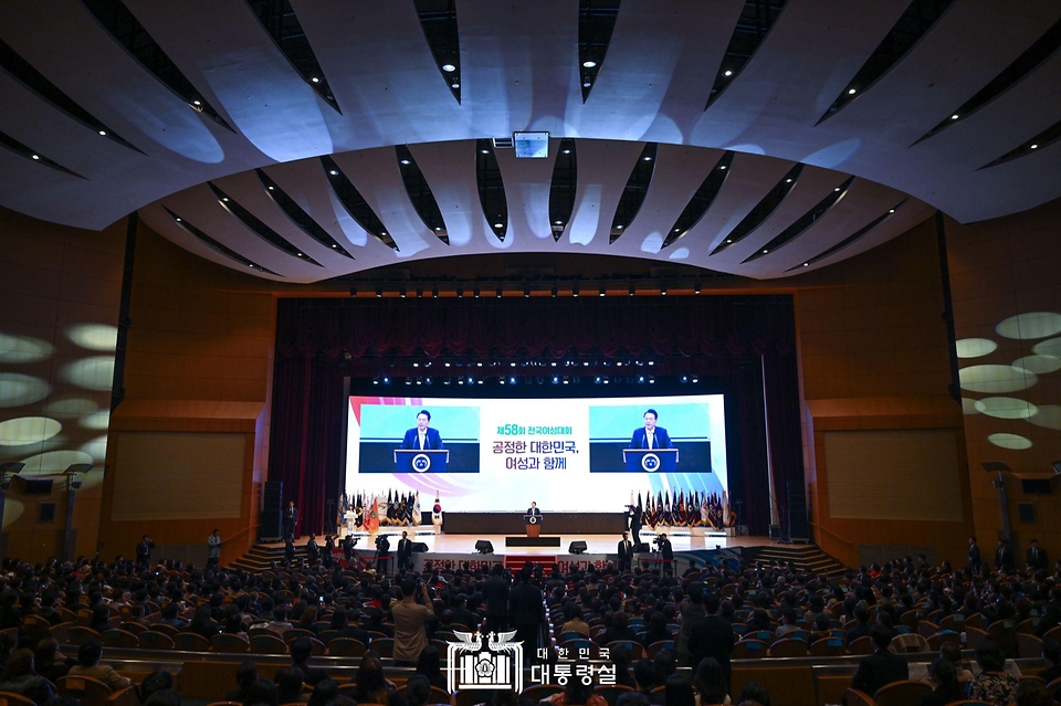 윤석열 대통령이 1일 서울 강남구 코엑스에서 열린 ‘제58회 전국여성대회’에서 축사를 하고 있다.