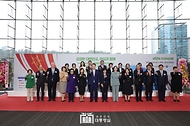 윤석열 대통령이 1일 서울 강남구 코엑스에서 열린 ‘제58회 전국여성대회’에서 참석자들과 기념촬영을 하고 있다.