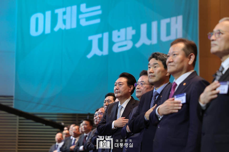 윤석열 대통령이 2일 대전시 유성구 대전컨벤션센터에서 열린 ‘2023 지방시대 엑스포 및 지방자치·균형발전의 날 기념식’에서 국기에 대한 경례를 하고 있다.