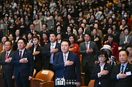 윤석열 대통령이 1일 서울 강남구 코엑스에서 열린 ‘제58회 전국여성대회’에 참석해 국기에 대한 경례를 하고 있다.