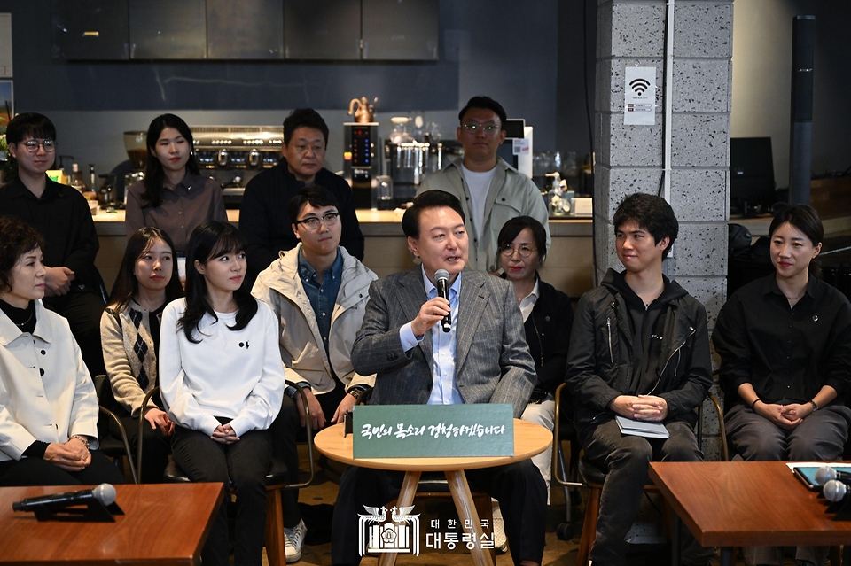 윤석열 대통령이 1일 서울 마포구 소재 카페에서 열린 ‘제21차 비상경제민생회의’에 참석해 발언하고 있다.