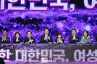 윤석열 대통령이 1일 서울 강남구 코엑스에서 열린 ‘제58회 전국여성대회’에서 참석자들과 퍼포먼스를 마친 뒤 박수를 치고 있다.