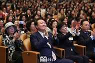 윤석열 대통령이 1일 서울 강남구 코엑스에서 열린 ‘제58회 전국여성대회’에 참석해 박수를 치고 있다.