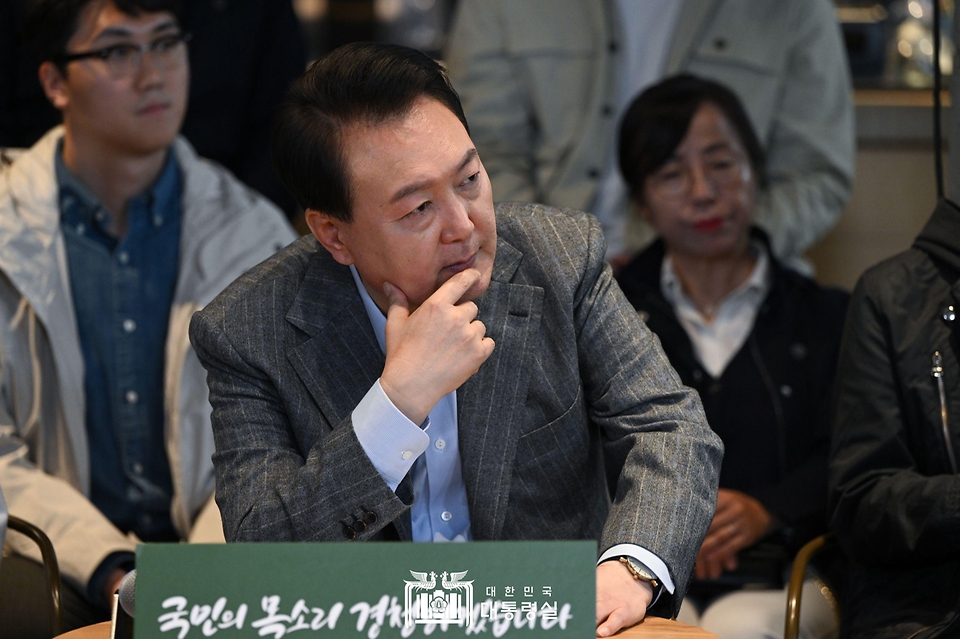 윤석열 대통령이 1일 서울 마포구 소재 카페에서 열린 ‘제21차 비상경제민생회의’에서 참석자의 발언을 경청하고 있다.