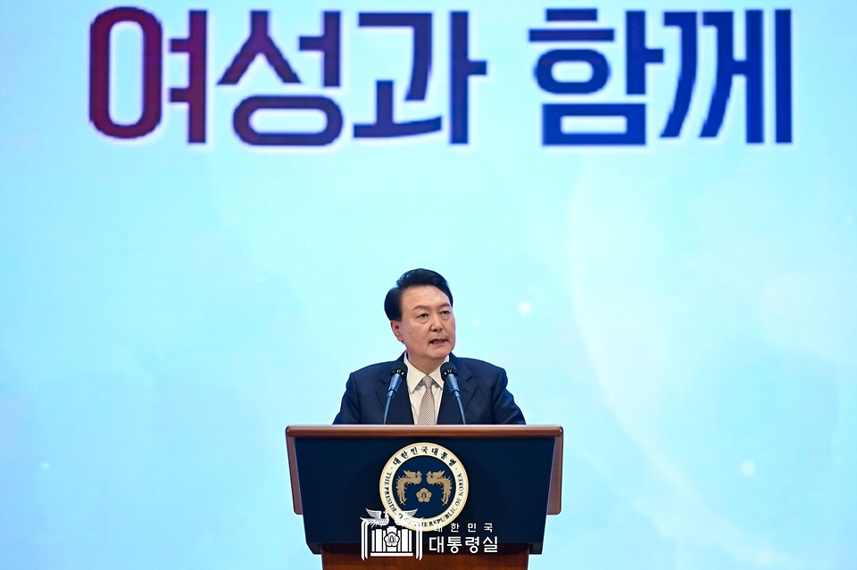 윤석열 대통령이 1일 서울 강남구 코엑스에서 열린 ‘제58회 전국여성대회’에서 축사를 하고 있다.