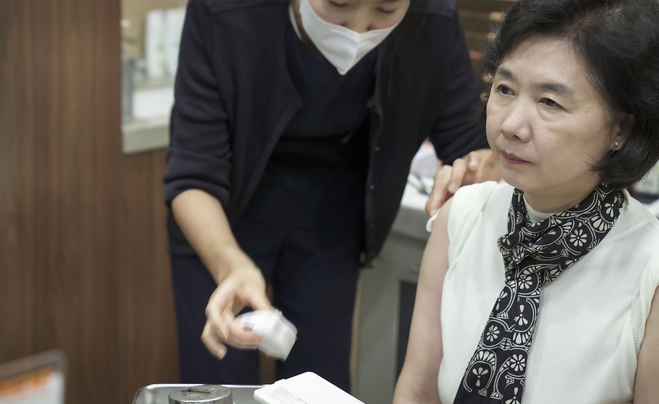 지영미 질병관리청장이 2일 서울 마포구 연세우리내과의원에서 코로나19 신규 백신(화이자 XBB.1.5)과 인플루엔자 백신을 동시 접종하고 있다.