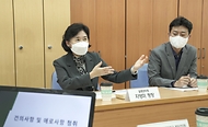 지영미 질병관리청장이 2일 서울 마포구 서부노인전문요양센터를 방문해 건의사항 및 애로사항을 청취하고 있다.