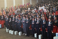 조재호 농촌진흥청장이 1일 전북 전주시 농촌진흥청 본청에서 열린 ‘제50회 한국 4-에이치(H) 중앙경진대회’ 개회식에서 국기에 대한 경례를 하고 있다.