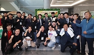 조재호 농촌진흥청장이 1일 전북 전주시 농촌진흥청 본청에서 열린 ‘제50회 한국 4-에이치(H) 중앙경진대회’ 개회식에서 참석자들과 기념촬영을 하고 있다.